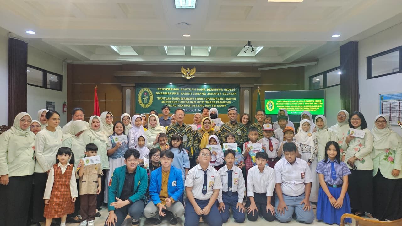 Dharmayukti Karini Cabang Jakarta Selatan Serahkan Bantuan Dana Beasiswa (BDBS) kepada Putra-Putri Warga Peradilan