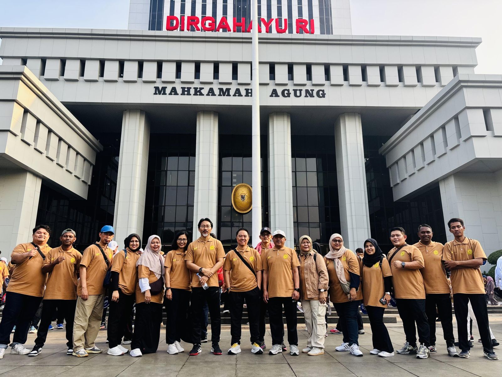 Semarakkan HUT ke-81 Mahkamah Agung RI, Keluarga Besar PN Jakarta Selatan Ikuti Senam Pagi Bersama