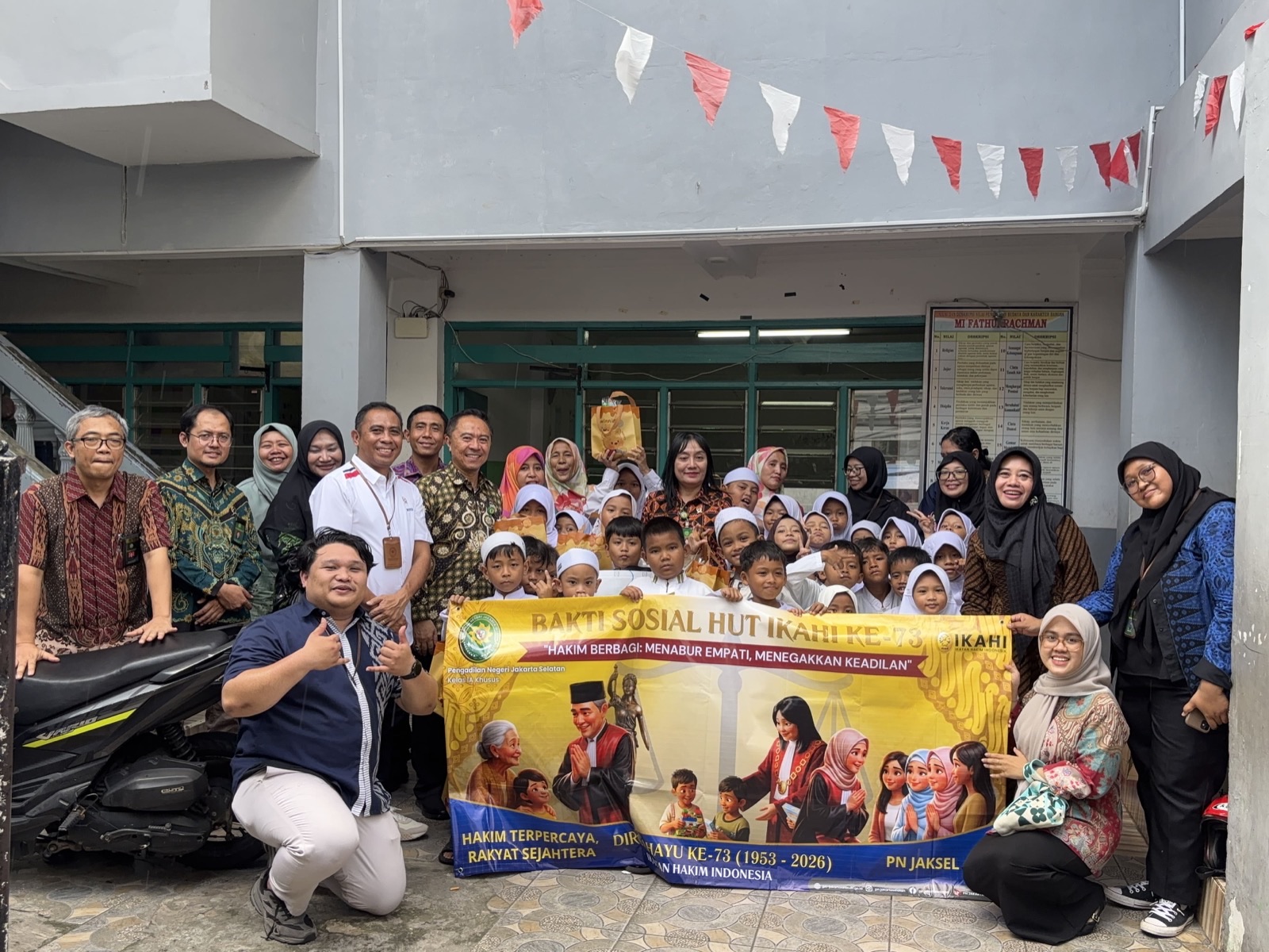 Syukuran Bermakna HUT IKAHI ke-73: PN Jakarta Selatan Pertegas Komitmen Integritas di Kantor TransisiRayakan HUT IKAHI ke-73, PN Jakarta Selatan Gelar Bakti Sosial di Yayasan Fathurrahman Ashshidqi