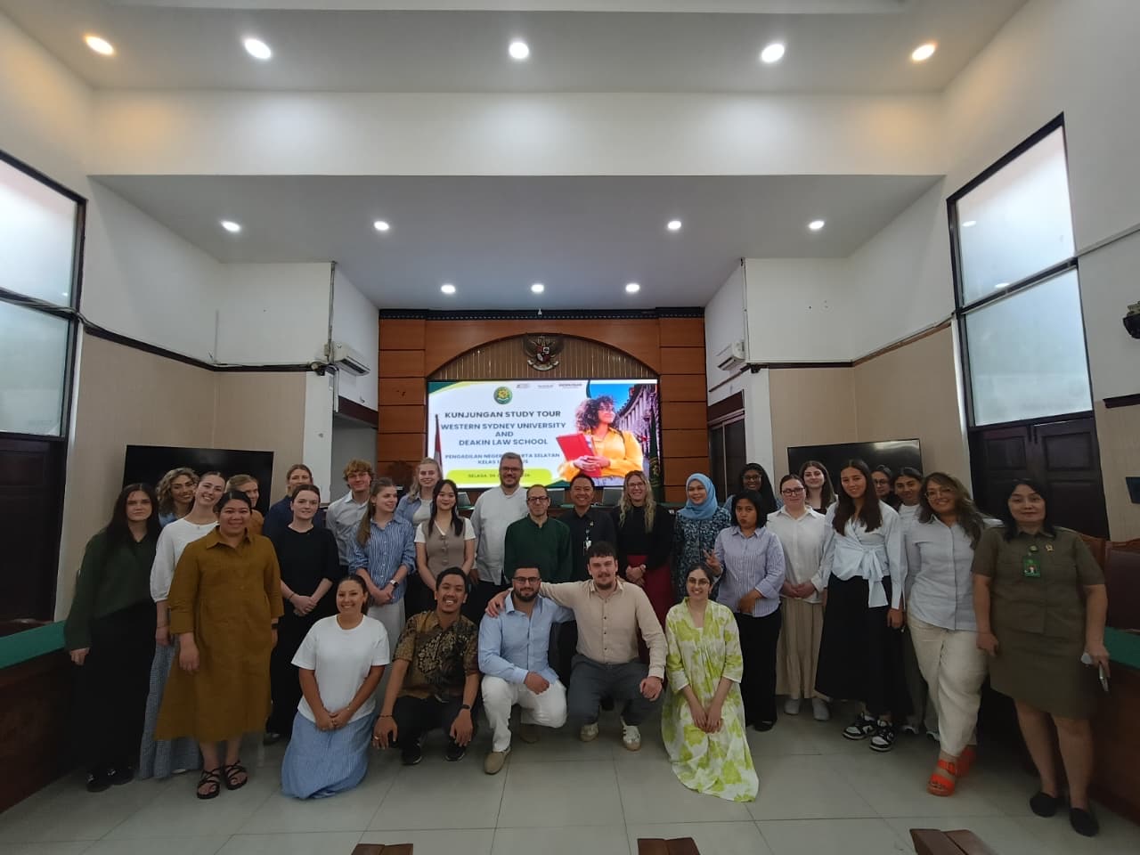 Kunjungan Study Tour Western Sydney University and Deakin Law School ke Pengadilan Negeri Jakarta Selatan Kelas IA Khusus
