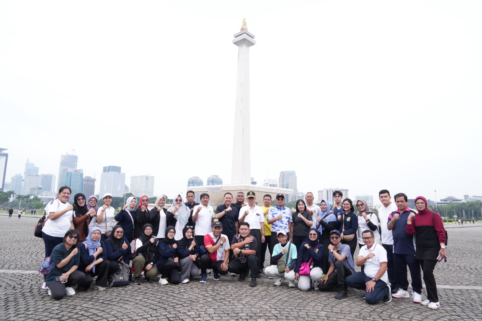 Semarak HUT ke-76 Pengadilan Tinggi Jakarta: Keluarga Besar PN Jakarta Selatan Bergerak Bersama dalam Jalan Sehat di Monas